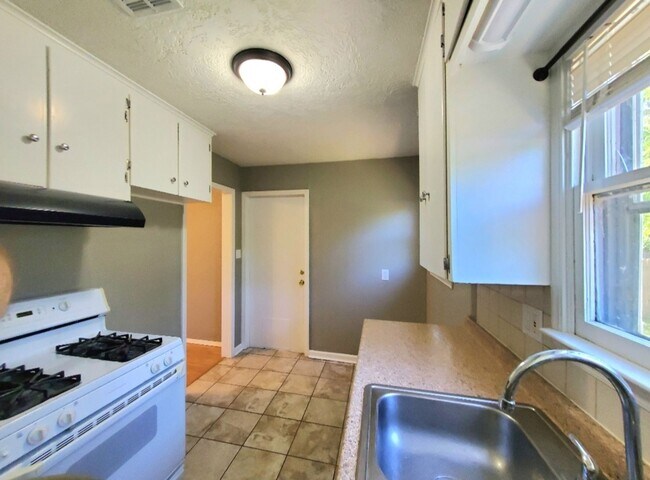 Building Photo - 2 Bed 1 Bath 1 Car Garage in the Bill Atki...