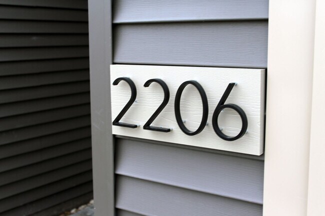 Building Photo - 2206 Rocky Ln