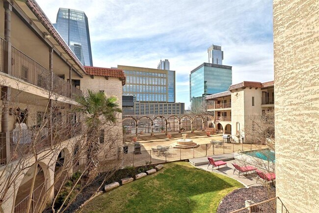 Building Photo - 505 W 7th St