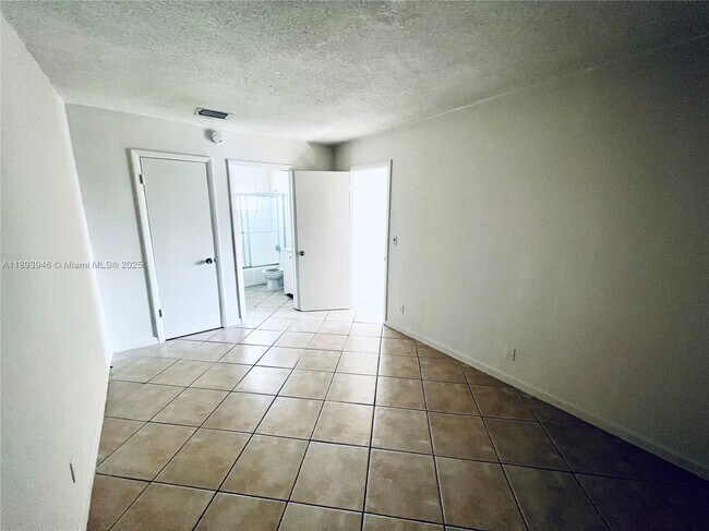 Building Photo - 400 SE 31st St