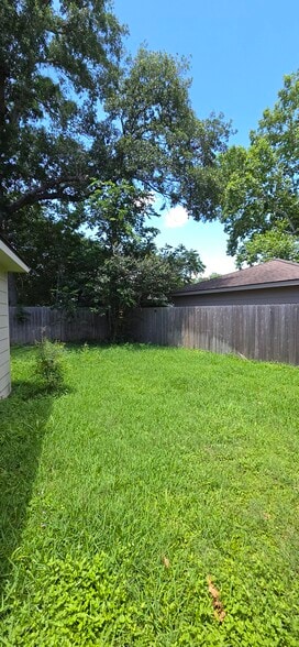 Large grassed area with trees and shrubs - 12814 Westhorpe Dr