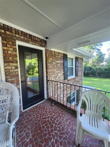 Building Photo - 302 Kelso Dr SW