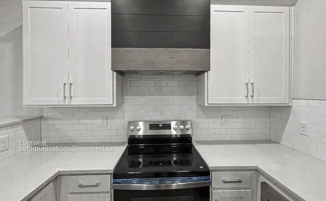 Building Photo - Charming 3BR/3BA Hoover Home with Fenced-In Yard & Modern LVP Flooring