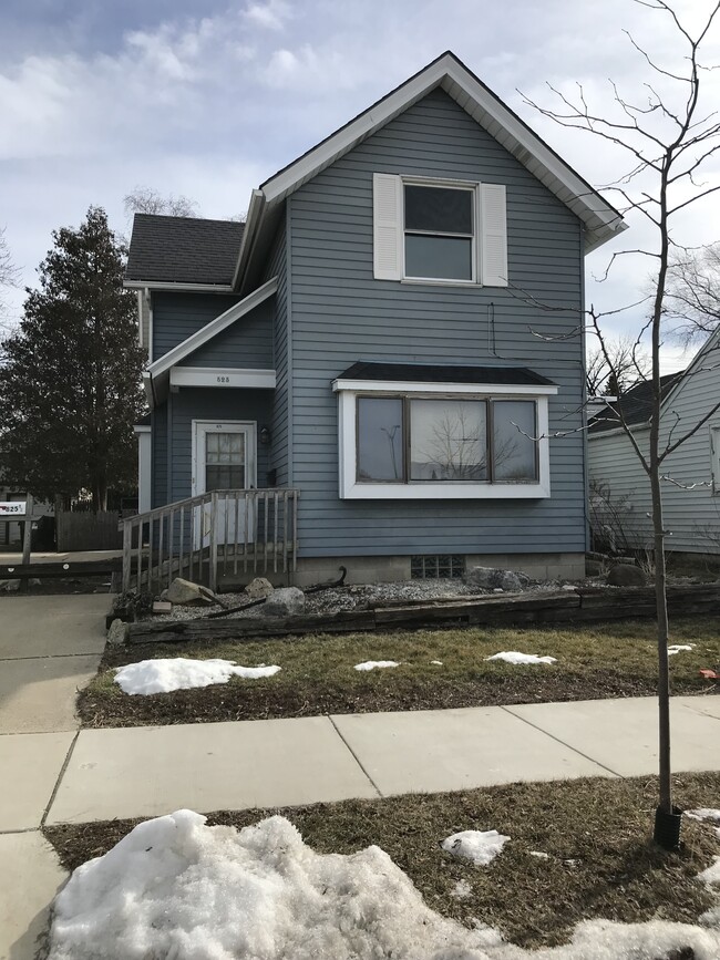 Building Photo - 825 Grand Ave