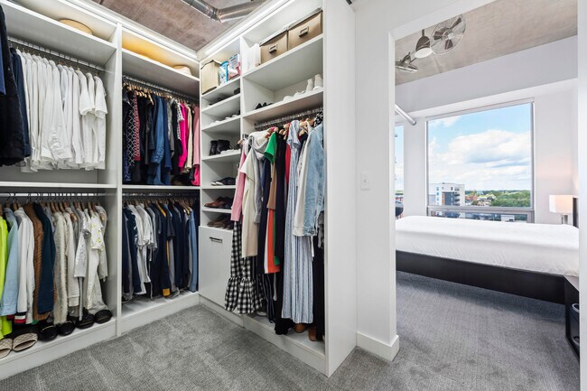 Building Photo - 350 N Main St