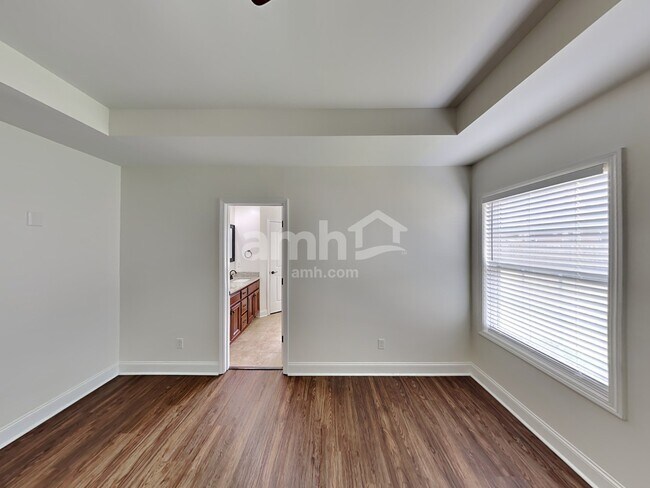 Building Photo - 107 Buster St