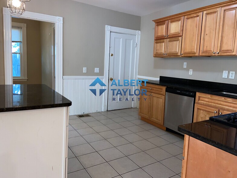 Building Photo - 13 Sachem St