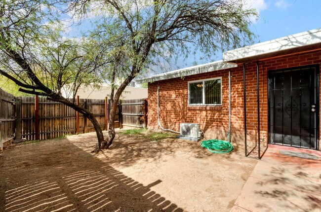 Building Photo - Recently Remodeled Gem! Steps Away from U of A Main Campus!