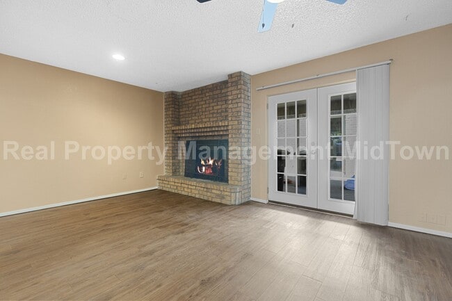 Building Photo - Spacious 2-Bedroom Duplex in South Fort Wo...