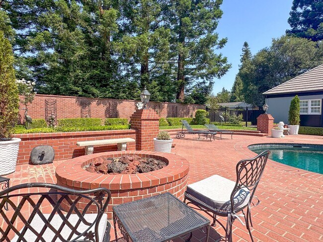 Building Photo - Exceptional Executive Estate With Pool and Tennis Court
