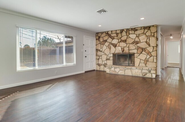 Building Photo - Pristine 4 bedroom, 2 bath, single level h...