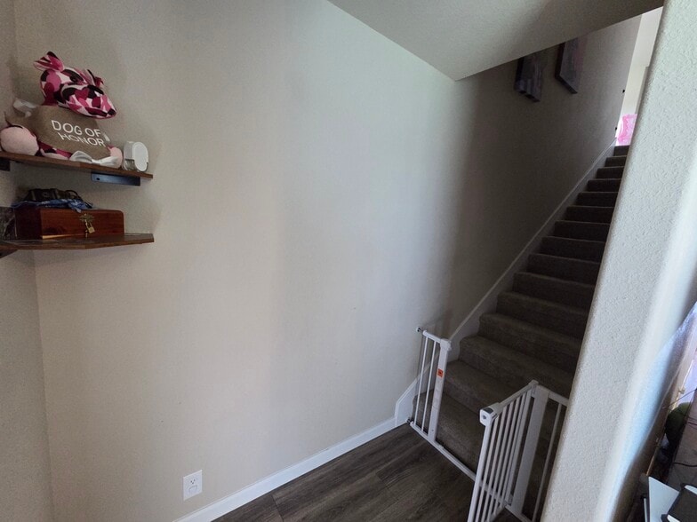 Building Photo - 1105 Goldenrod Dr