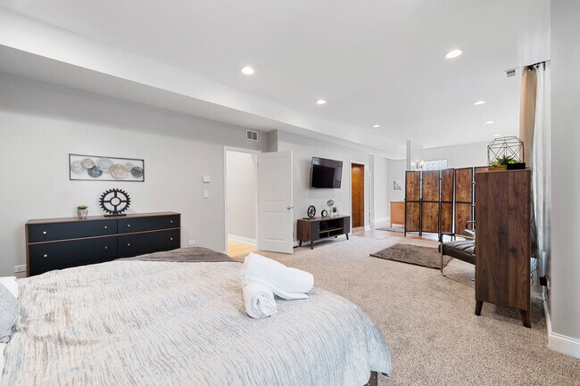 Building Photo - 2630 S Throop St