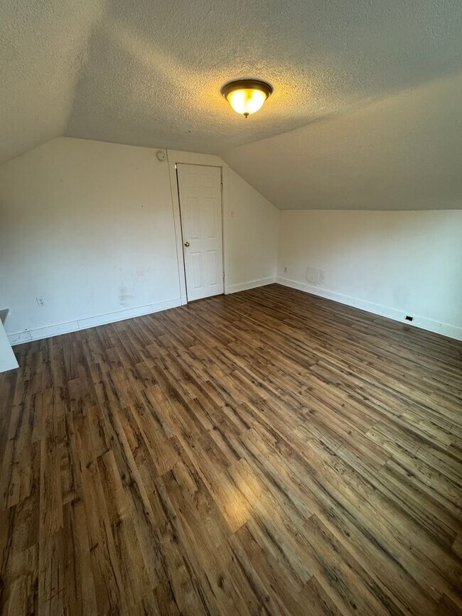 Building Photo - Spacious Private Oasis - 3 Bedroom 2 Bathr...