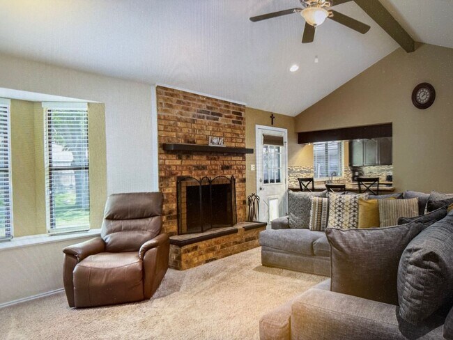 Building Photo - Wedgewood Addition 3 bed 2 bath 2 car garage