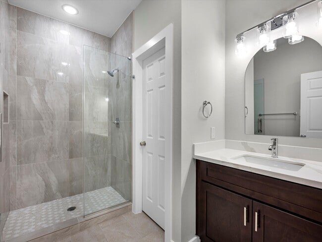 Building Photo - 5201 Kenilwood Dr