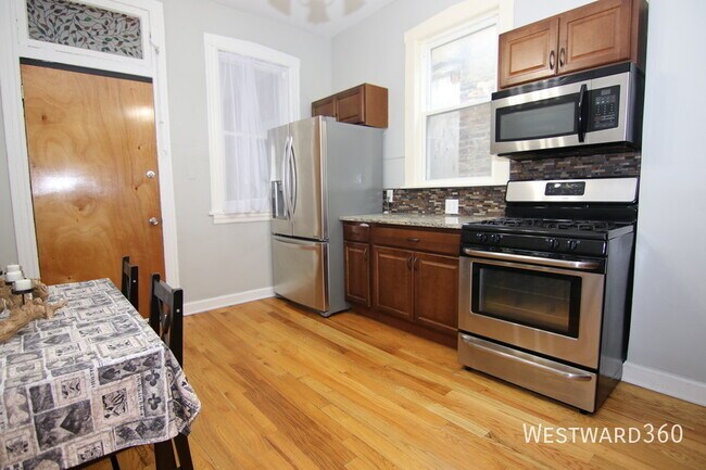 Building Photo - 1339 N Western Ave