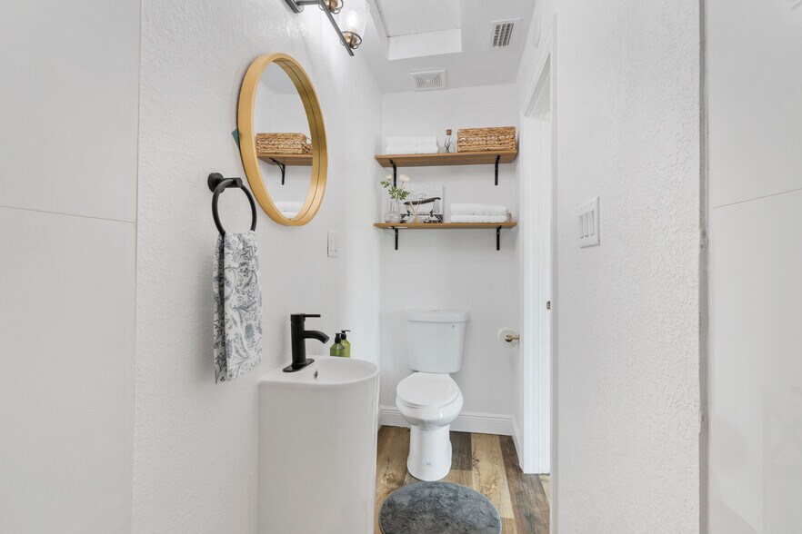 Building Photo - 2402 W Cypress St