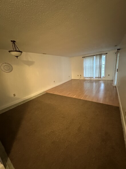 Living Room - 101 Country Club Ct