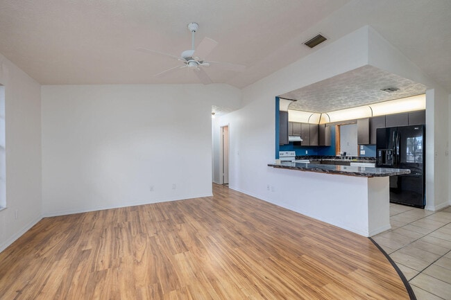 Building Photo - 662 NW Cardinal Dr