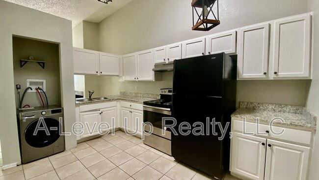 Building Photo - 403 E Thoroughbred St