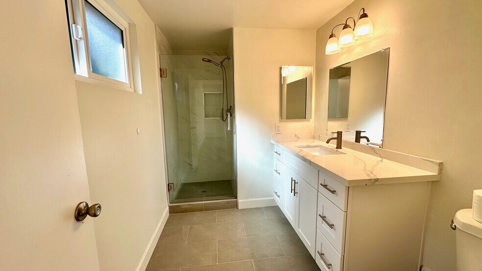 Building Photo - 820 Browning Pl