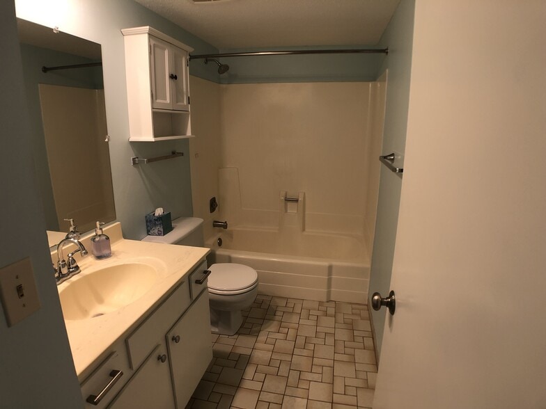 Building Photo - 3071 Zarthan Ave S