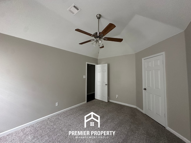 Building Photo - Modern Cordova Cove Living | 3BR/2BA with High Ceilings, Stone Fireplace & Garage