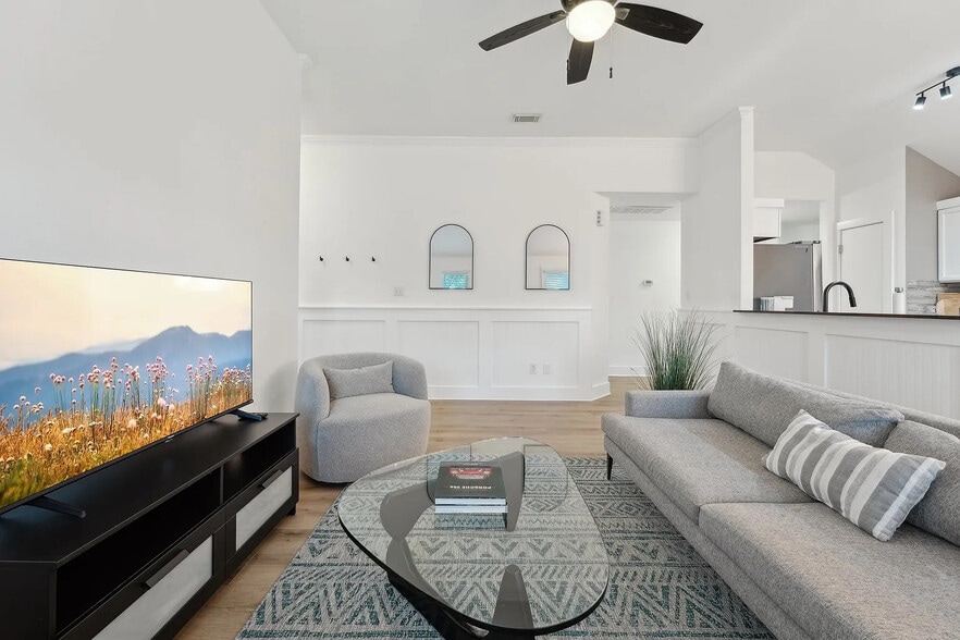 Building Photo - Room in House on Rosewood Ct