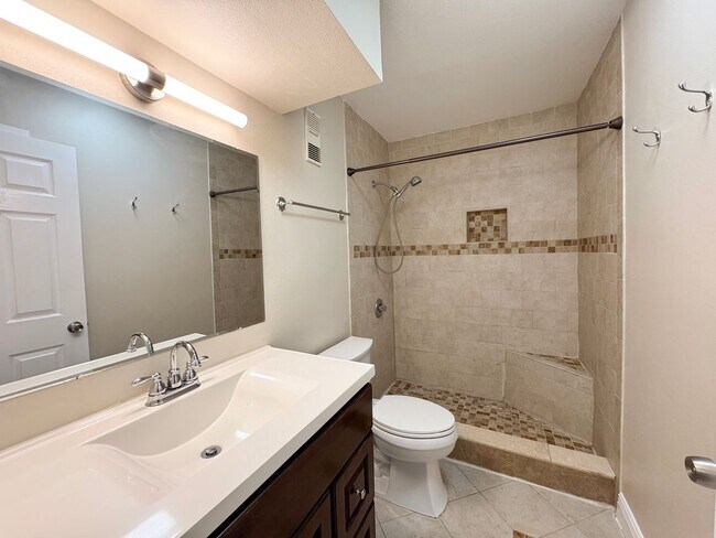 Building Photo - 3843