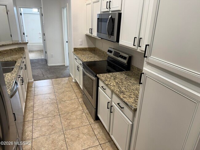 Building Photo - 2028 E River Rd