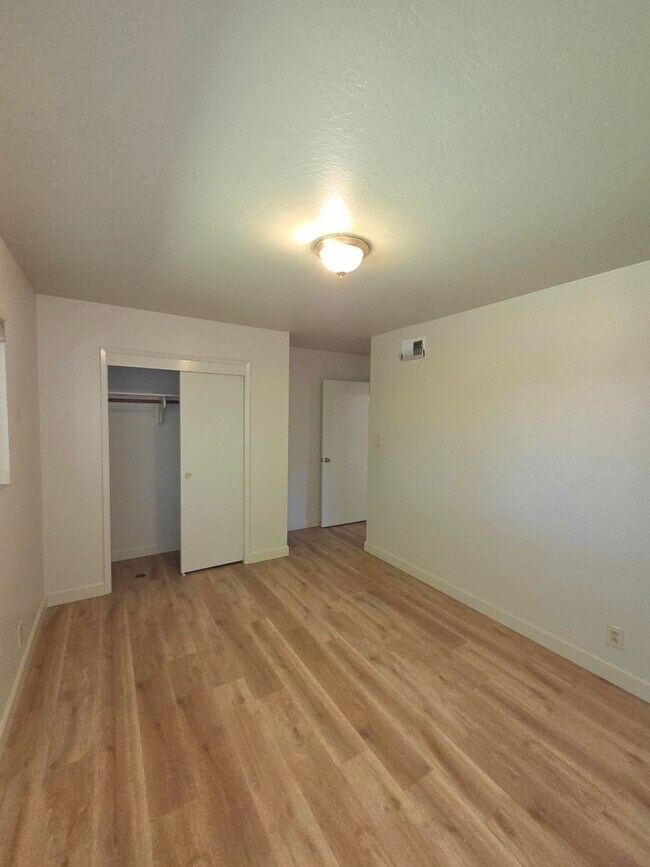 Building Photo - Beautiful 3 bedroom, 2 bath home available now