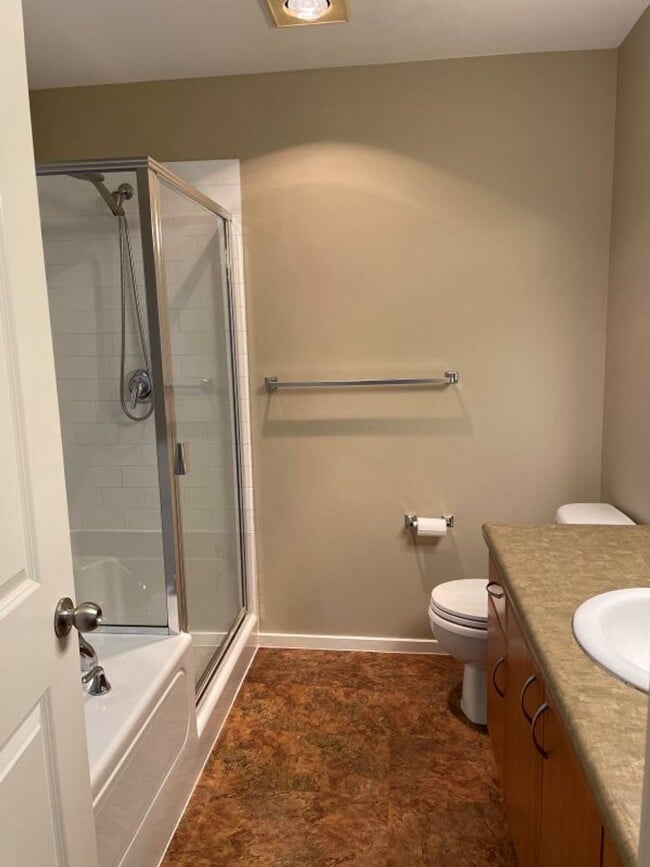 Building Photo - Stunning End Unit Townhome in desirable Redmond Ridge neighborhood; 2BD/2BA