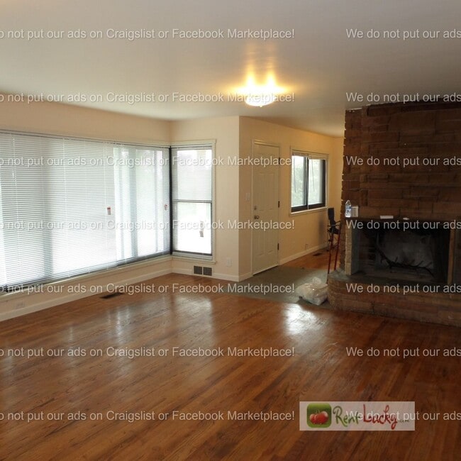 Building Photo - Cool & HUGE 5-Bedroom Home in Des Moines with Large Detached Shop/Garage!!