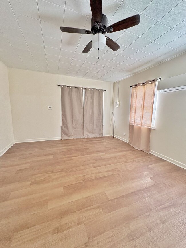 Building Photo - Two bedroom in the heart of town!