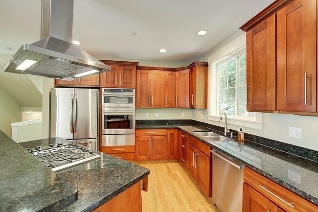 Building Photo - 3Bd/3.25Ba Kirkland Townhome