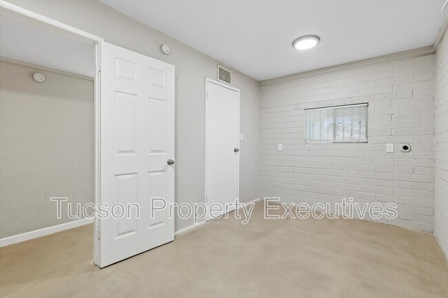 Building Photo - 3317 N Howard Blvd