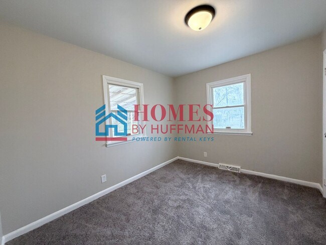 Building Photo - Four Bedroom House