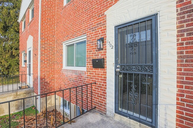 Building Photo - RENOVATED PARKVILLE TOWNHOME 3BR 1.5BA