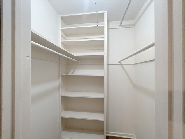 Building Photo - 9655 Meadowcroft Dr