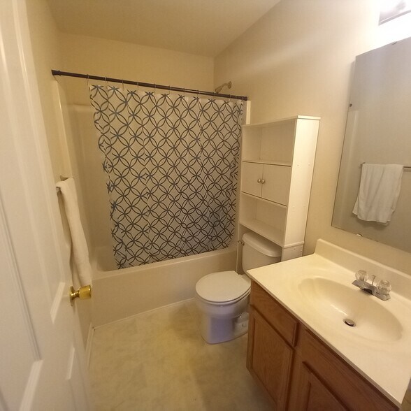 Full hall bath - 1031 Rocky Meadows Ln