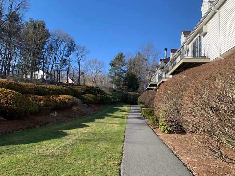 Entrance Walkway - 28 Williamsburg Ct