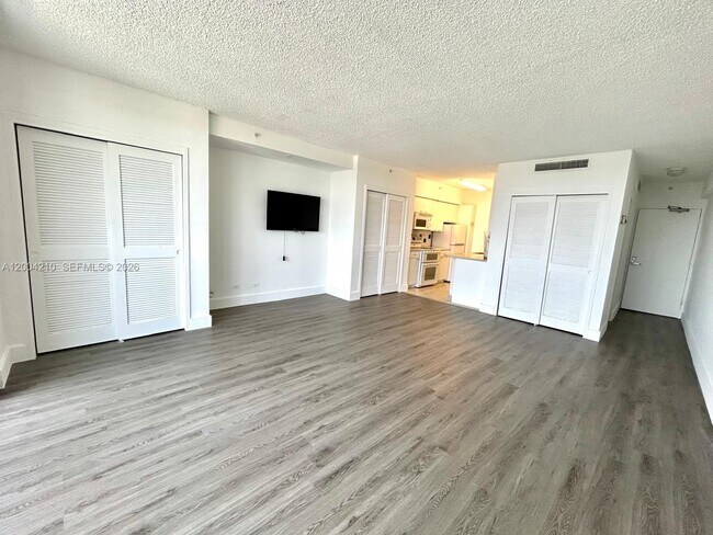 Building Photo - 1500 Bay Rd