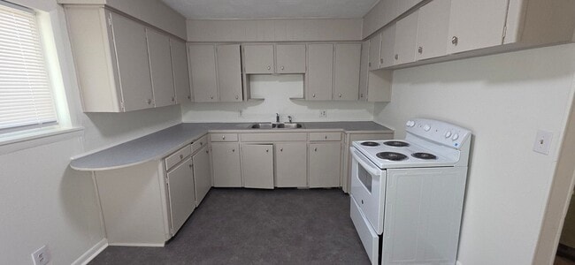 Building Photo - 2 Bedroom house with garage, $950!!