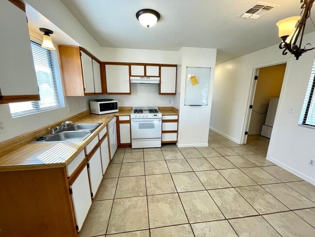 Building Photo - Nice 2 Bedroom Home with Large Yard and Ca...