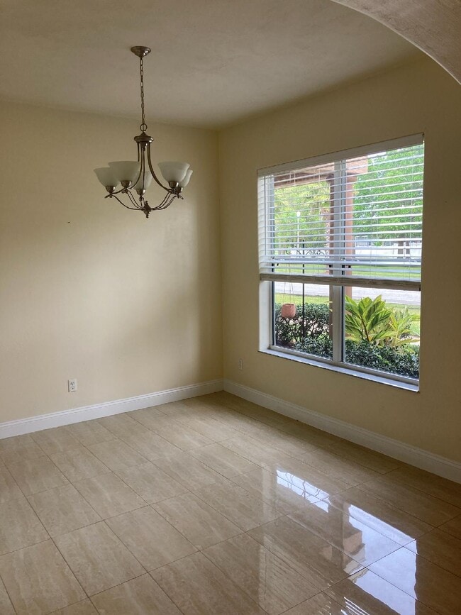 Building Photo - 432 Airport Rd