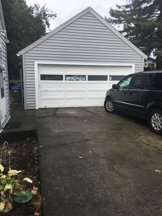 Building Photo - Adorable2 bedroom SE Portland home with 1/2 acre large backyard.