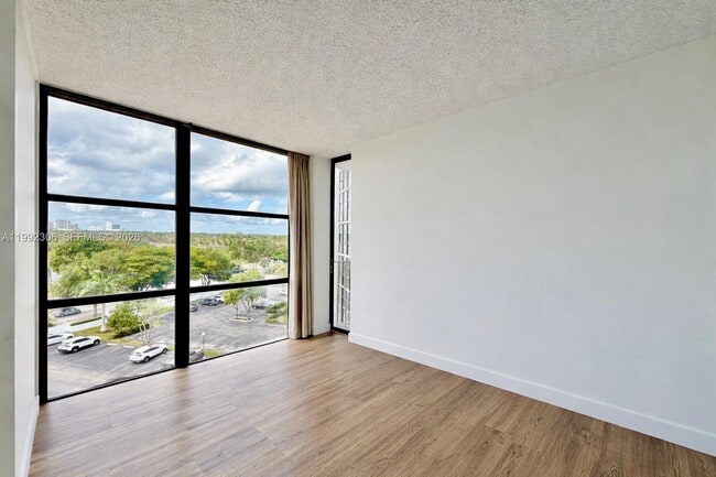 Building Photo - 1000 Parkview Dr