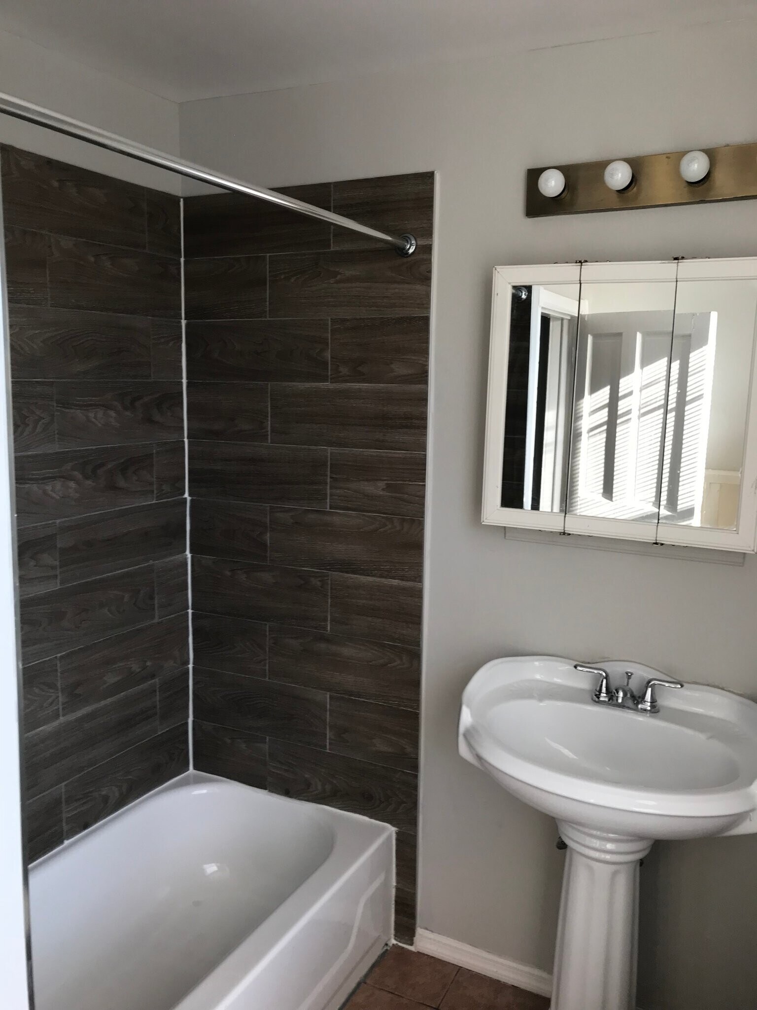 Building Photo - 6439 Glenmore Ave