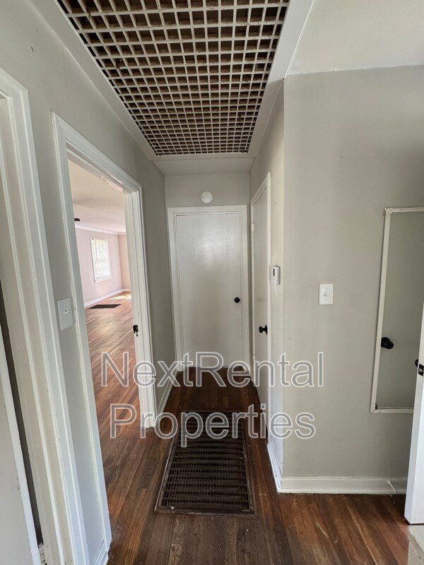 Building Photo - 535 Robinhood Rd